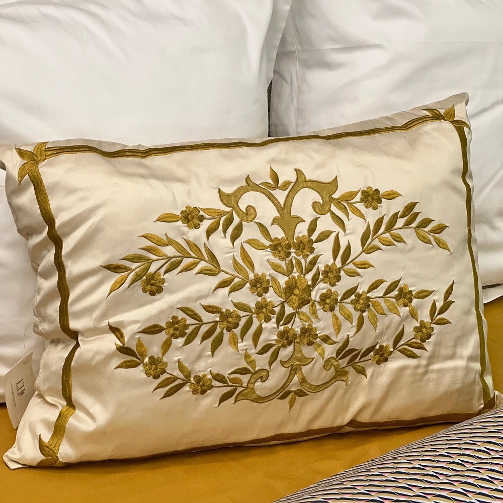 Подушка шёлковая, 43х63 см, ручной работы 1